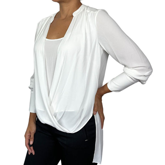 Blusa blanca 
Blusa cuello en V
Blusa manga larga
Blusa elegante 
Blusas de moda en Bogotá
Ropa femenina en Bogotá
Ropa de mujer online en Colombia
Ropa casual para mujeres en Colombia
Tendencias de moda para mujeres en Colombia 2025
Ofertas en ropa de mujer en Colombia