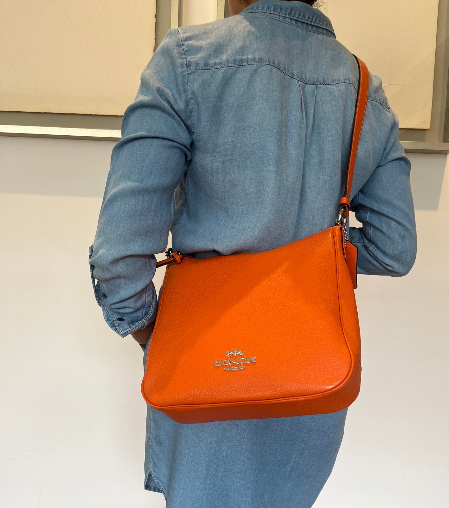 Bolso mediano Coach mujer
Bolso naranja de cuero Coach
Bolso Coach tamaño mediano
Bolso elegante Coach color naranja
Bolso de mano naranja Coach
Bolso Coach con diseño moderno
Bolso naranja vibrante Coach
Bolso mediano con asas Coach
Bolso color naranja estilo casual
Bolso naranja para uso diario
Bolso mediano para oficina Coach
Bolso Coach naranja para looks casuales
Bolso Coach ideal para eventos
Bolso mediano color naranja versátil
